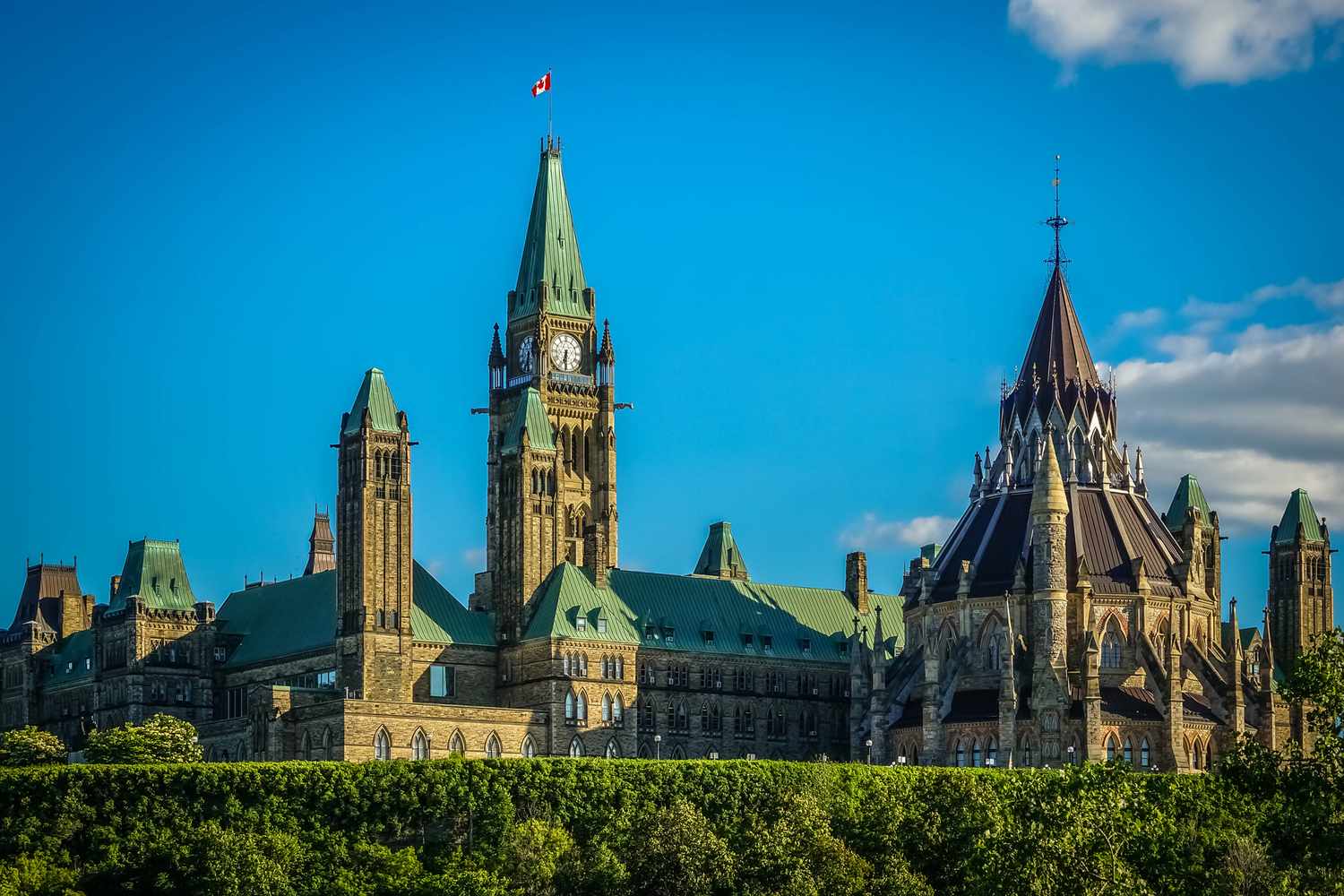 Ottawa Travel Guide: Nature, Luxury & Summer Escapes