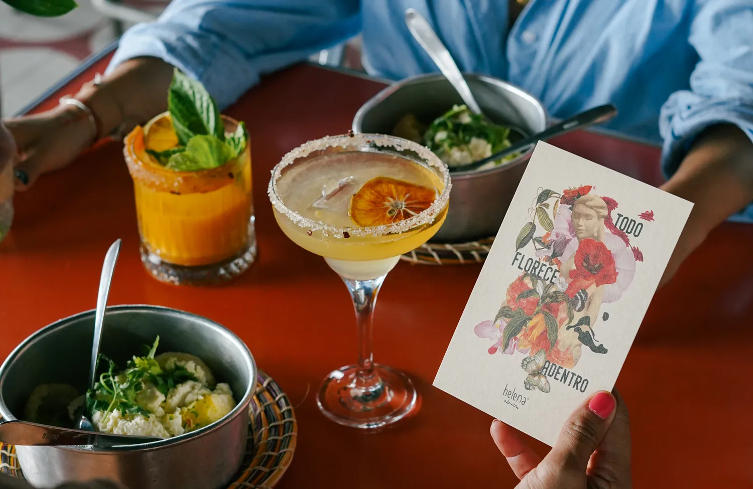 A menu and gourmet cocktails on a table at Helena Adentro restaurant in Filandia.