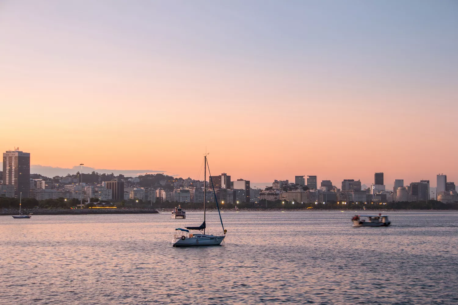 A golden sunset view overlooking the water at Mureta da Urca in Rio de Janeiro