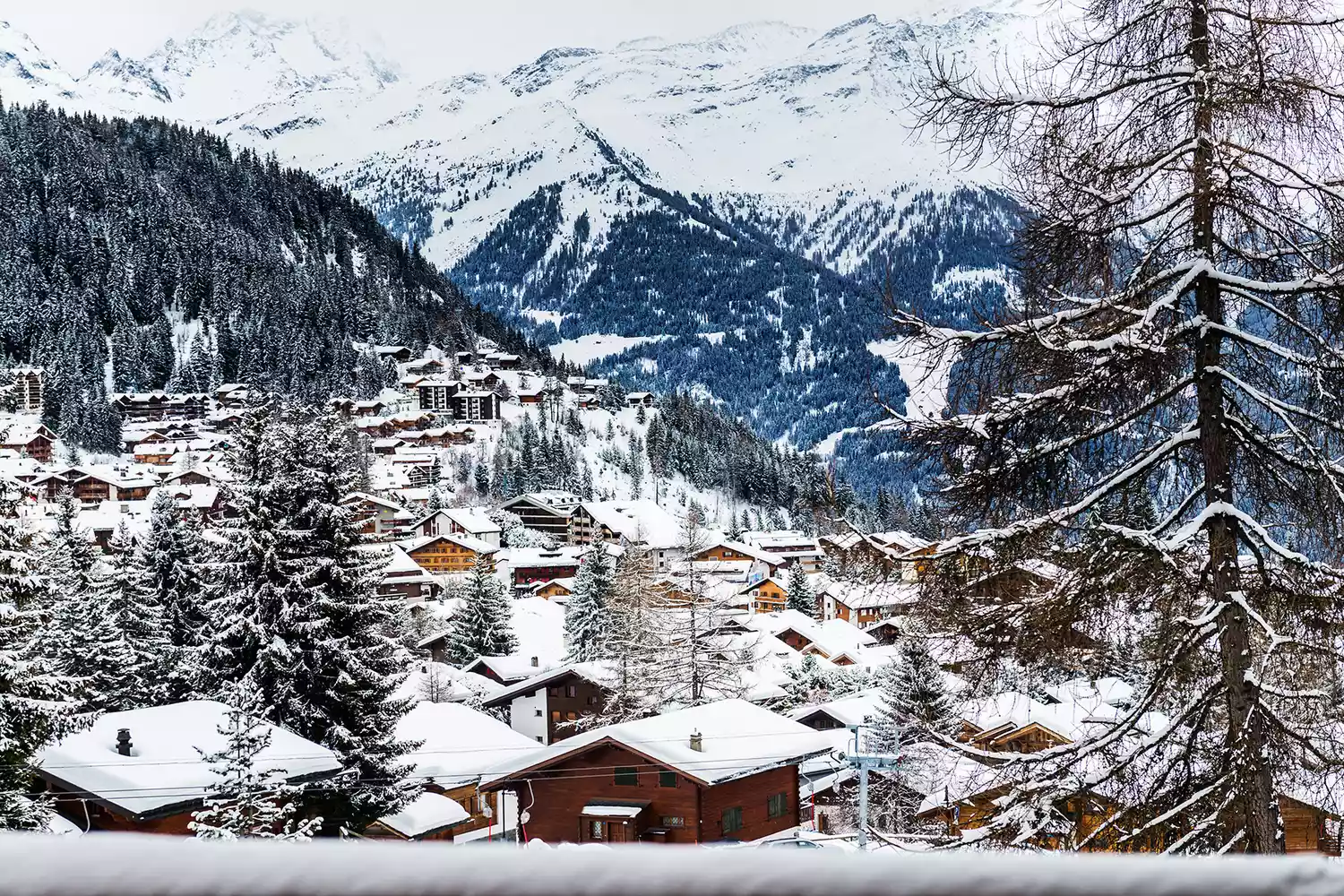 Wide-angle landscape of a snow-covered valley in Verbier, Switzerland.