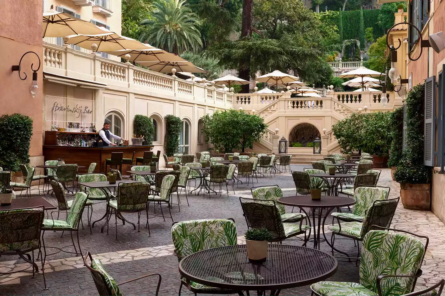 Review of the Stravinskij Bar and the terraced garden courtyard at Hotel de Russie.